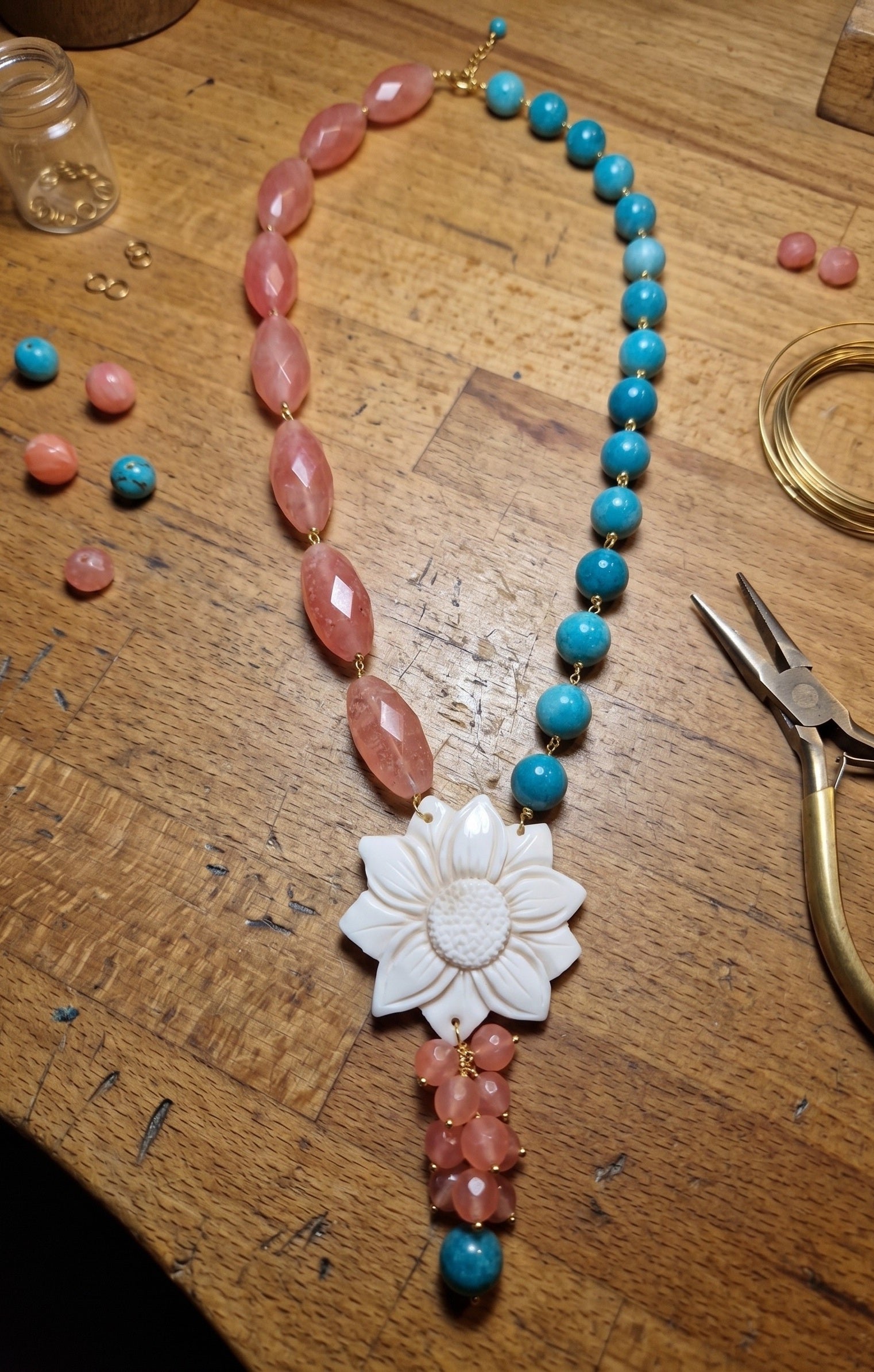 Collana lunga con pendente in  quarzo rosa, amazzonite e cameo | Handmade Italia