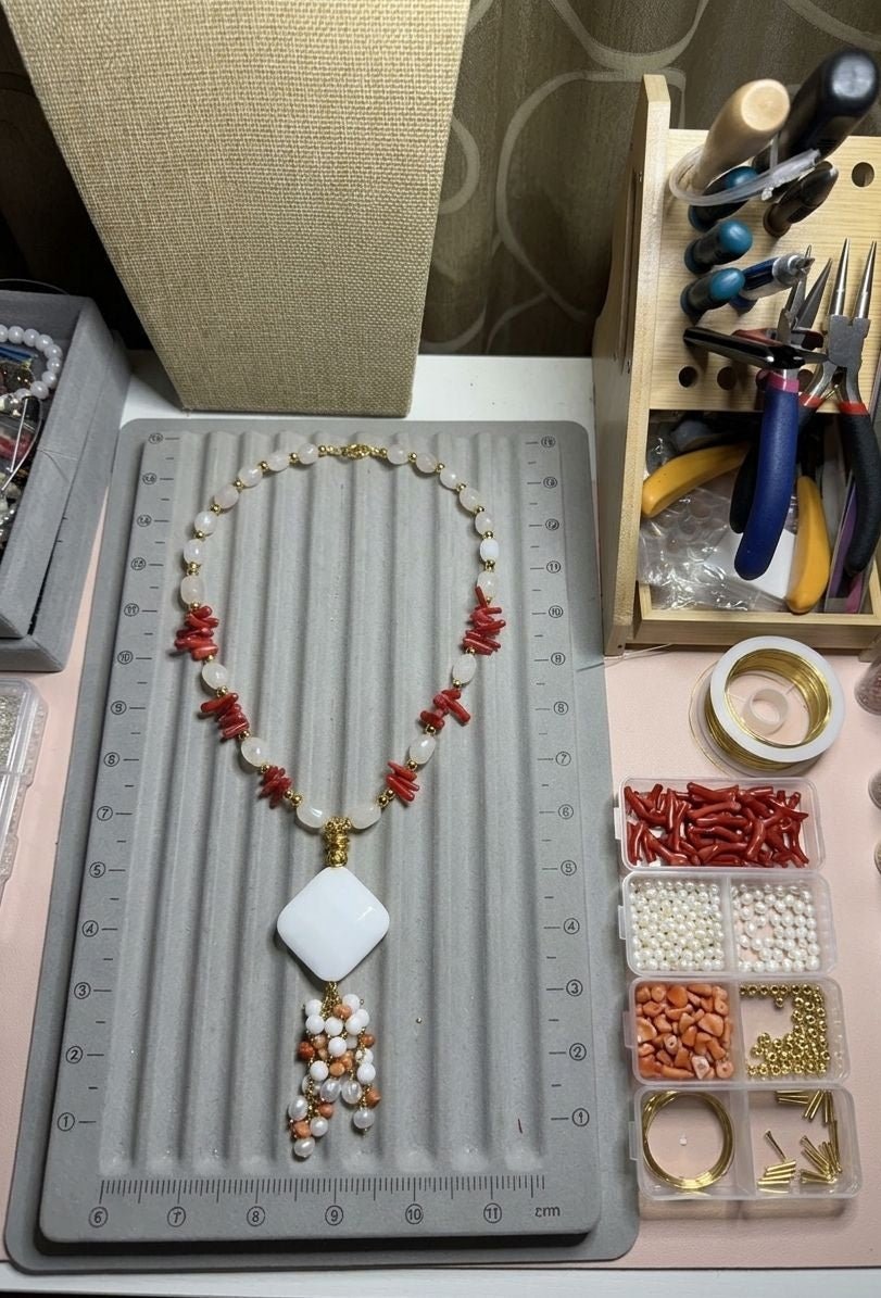 Collana Collana in Quarzo Latteo e Corallo Bambù Rosso con Opale Bianco – Handmade - Handmade Made in Italy
