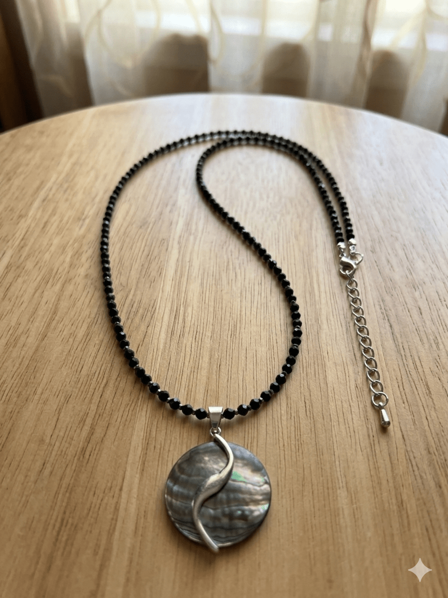 Collane Collana girocollo in calcedonio e ciondolo in conchiglia | Handmade Italia - Handmade Made in Italy