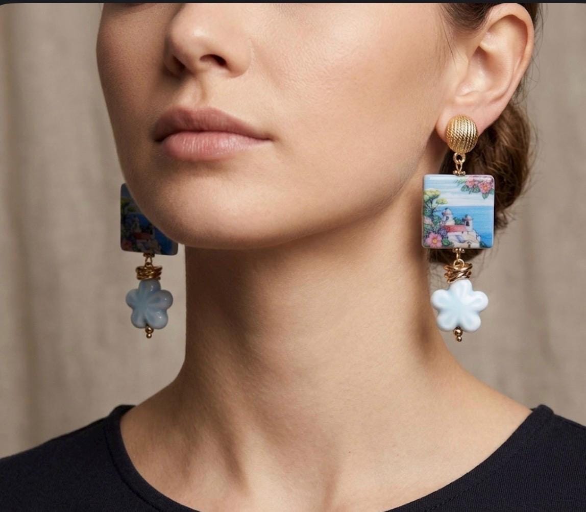 Orecchini Orecchini Pendenti Lunghi in Ceramica con Paesaggio di Mare e Fiore Azzurro | | Handmade Italia - Handmade Made in Italy